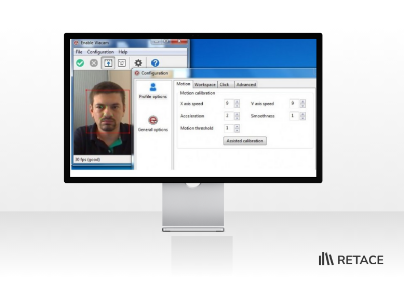Tela de computador com janela de vídeo mostrando uma pessoa e outra janela com configurações de áudio, vídeo e detecção de movimento.